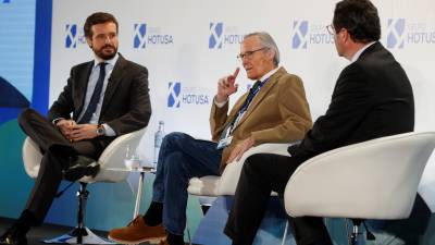 Los presidentes del PP, Pablo Casado, y de la patronal empresarial CEOE, Antonio Garamendi, en una mesa redonda en el VIII Foro de Innovación Turística Hotusa Explota. Foto: EFE