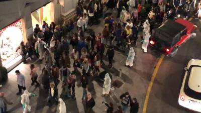 Los 'zombies' paseando por Reus. FOTO: DT