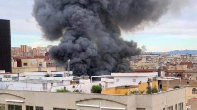 El incendio provocó una gran columna de humo negro. Foto: Alfredo González