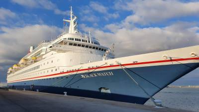 El crucero 'Black Watch', con 500 pasajeros, atracado en el Port de Tarragona. Se convierte en el último barco de la temporada de cruceros. ACN