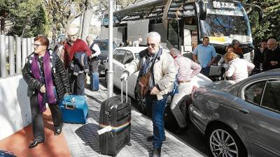 Un grupo de La Coruña llegó este viernes al mediodía al Hotel Med Playa Pirámide de Salou. FOTO: Alba Mariné