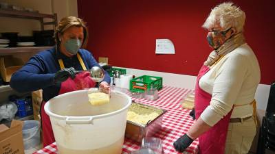 Voluntarias del comedor social de Reus, preparando fiambreras. Foto: Alfredo González