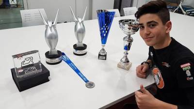 Alex Toledo, de 16 años, con los trofeos que conquistó en la European Talent Cup. FOTO: Cedida