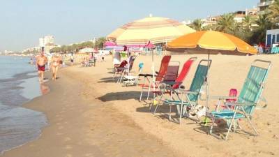 Sillas reservando sitio en primera línea de playa.