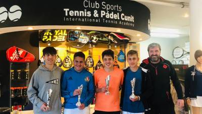 Algunos de los ganadores del certamen posan con sus respectivos trofeos. Foto: Cedida