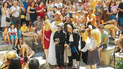 Els protagonistes del concurs de versots durant el vermut de Dames i Vells. FOTO: N.Riu