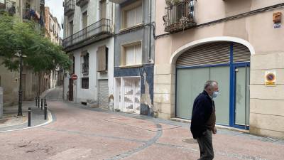 El nou Espai Jove de Valls obrirà portes a finals d’any, estarà ubicat a en un dels baixos de la plaça de les Escudelles, a la porta gran de la imatge, en ple centre històric de la ciutat. FOTO: J.G.