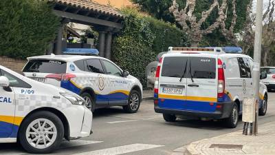 Imagen de archivo de varios coches de la Policía Local de Cambrils. FOTO: @PoliciaCambrils