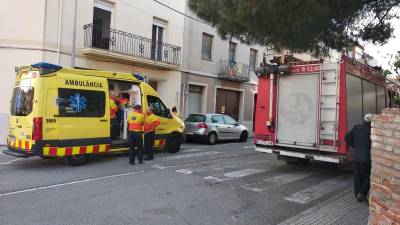 Los vehículos de emergencia, esta tarde en el lugar del incidente de El Morell. FOTO: Àngel Juanpere