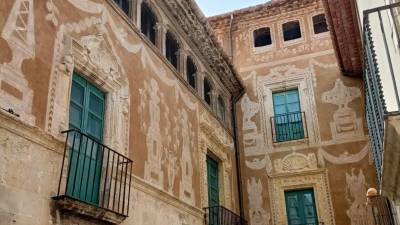 Los esgrafiados recuperados en el edificio del Portal del Pardo.FOTO: DT