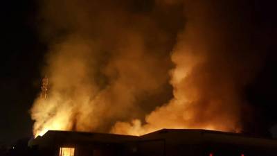 Imagen del incendio de esta madrugada en la nave MIASA de Tarragona. FOTO: Bombers de la Generalitat