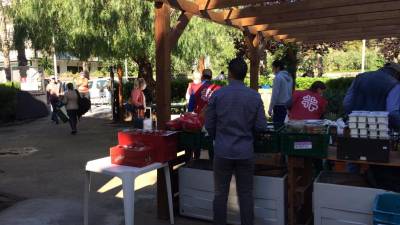 Varios voluntarios atienden a algunas de las familias que acuden al centro de Cáritas en Salou. FOTO: CEDIDA