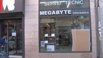 La tienda asaltada. FOTO RTV VENDRELL