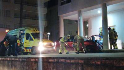 Los equipos sanitarios atienden al herido. FOTO: Xavier Martínez Vidal