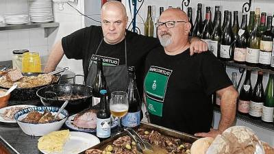 Santos y Luis Masegosa muestran los platos de  El Cortijo. Foto: Fabián Acidres