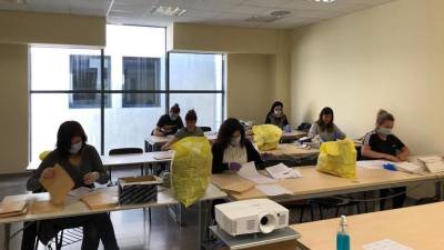 Imatge de les diferents voluntàries preparant les mascaretes per enviar als veïns de Montblanc. FOTO: DT