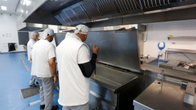 La cocina de Mas d'Enric elabora las comidas para todos los internos. Es una de las zonas sensibles. FOTO: Lluís Milián