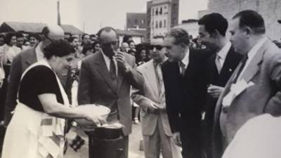 Carme Brull, al Serrallo davant del jurat en la Diada del Romesco de 1951, amb l’advocat Mullerat, (?), Pau Olivé Sanromà (de Blandinieres), l’alcalde Enric Olivé i l’arquitecte Josep M. Monravà. FOTO: ARXIU XAVIER TORNÉCARME BRULL RECOLLINT EL TÍTOL DE MESTRE MAJOR ROMESCAIRE L’ANY 1951. FOTO: ARXIU XAVIER TO’RNÉ