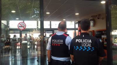 Un control de Policía Local y Mossos en la estación de Segur de Calafell.