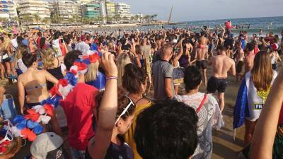 Imagen de los aficionados celebrando el triunfo de Francia en la playa de Llevant. Iván Alcalá
