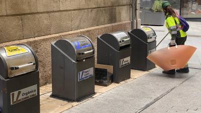 Imagen de archivo de una trabajadora del servicio de limpieza y recogida de residuos en la calle de la Lleona. FOTO: ALFREDO GONZÁLEZ