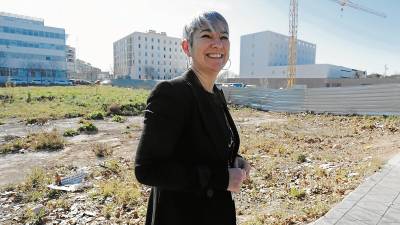 La consellera Ciuró, el lunes, en el solar de Joan XXIII donde se construirá el Fòrum Judicial junto al Centre Penitenciari Obert. FOTO: PERE FERRÉ