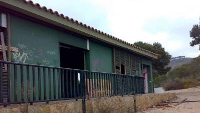 Lo que debía haber sido un aula de naturaleza será un refugio para gatos. Se destinarán 60.000 euros a su preparación. FOTO: DT