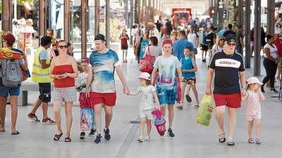 Turistas en una calle de Salou en temporada alta. Foto: Alba Mariné