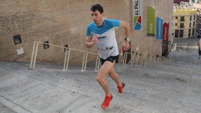 Mikel Besora, subiendo las escaleras ubicadas junto al Palau de Congressos en Tarragona. FOTO: LLUÍS MILIÁN