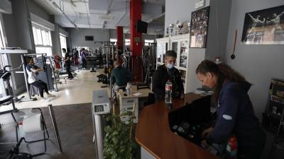 El gimnasio de la calle Llorenç de Vilallonga cuando, por fin, pudo retomar la actividad tras 20 horas a oscuras. Foto: Pere Ferré