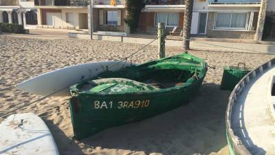 La barca está sobre la playa de Sant Salvador.