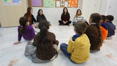 Los niños son remitidos por servicios sociales y cada uno tiene un plan individualizado. Trabajan en grupos de 10. FOTO: Pere Ferré