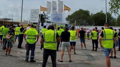 Trabajadores en una movilización en la planta de L'Arboç.