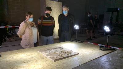 La regidora d’Urbanisme, Sònia Roca amb els arquitectes Pere Balcells i Xavier Romaní, a l’interior de l’església de Sant Francesc amb una maqueta de la futura ‘Porta de Sant Francesc’. FOTO: J. G.