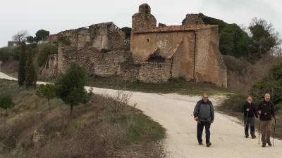 Un excursionistes davant l’església de Sant Jaume de Montargull. foto: àngel juanpere