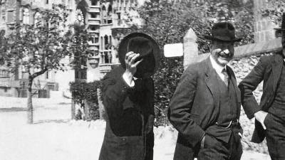 Antoni Gaudí delante de la Sagrada Família, 1920. FOTO: CENTRE DE DOCUMENTACIÓ DE L’ORFEÓ CATALÀ