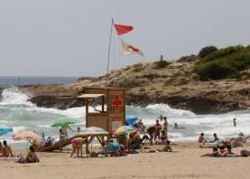 Imagen de archivo de una bandera roja en la playa de la Arrabassada en Tarragona. Foto: DT