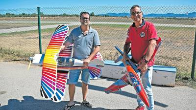 Eduard Domingo i Enric Belmonte, al club d’aeromodelisme de Bràfim. FOTO: Roser Urgell