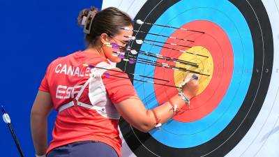 Elia Canales, recogiendo sus flechas tras la jornada de calificación del pasado jueves. Foto: RFETA