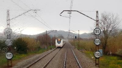 Un tren circula bajo la lluvia. Foto: Renfe