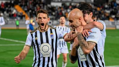 Gorka Santamaría celebra un gol con el Badajoz y David Concha le abraza por detrás. foto: cd badajoz