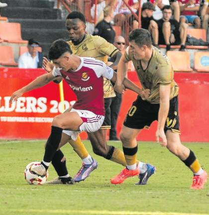 El centrocampista del Nàstic Marc Montalvo protege el cuero ante un rival durante el partido ante la Real Sociedad B. foto:nastic