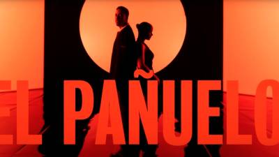 “El Pañuelo” es el primer tema entre Romeo Santos y Rosalía, aunque ya habían cantado juntos a finales de 2021 en un concierto del neoyorquino. Foto: Vevo