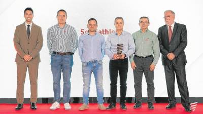 Domi González, Jordi Torres, Marçal Ferré y Basilio Hervás, de Sosciathlon, recogieron el premio. Foto: FCE