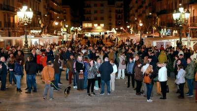 El pasado viernes unas 150 personas se concentraron frente al ayuntamiento. Foto: Ángel Ullate
