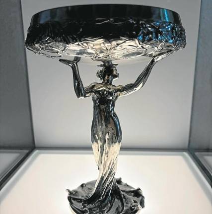 La copa de plata que regalaron a Guimerà y que ahora sus herederos han donado a la Casa Museu. Foto: Cedida