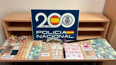 Las sustancias confiscadas, 1.130 euros en efectivo y varios instrumentos para la elaboración de cocaína rosa. Foto: Policía Nacional