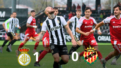 Sergio Benito intenta controlar el cuero bajo la lluvia en Irún. Foto: Real Unión