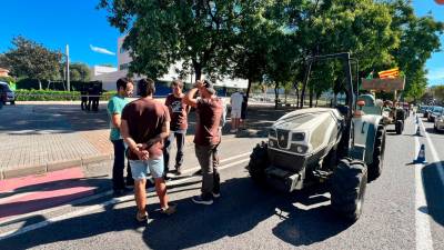 La concentración se ha realizado frente a la comisaría de los Mossos d’Esquadra de Reus. Foto: Alfredo González