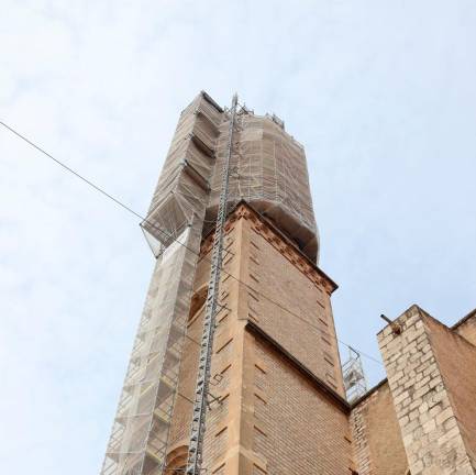 El campanar de Valls amb la bastida que l’ha cobert aquests mesos. FOTO: roser urgell